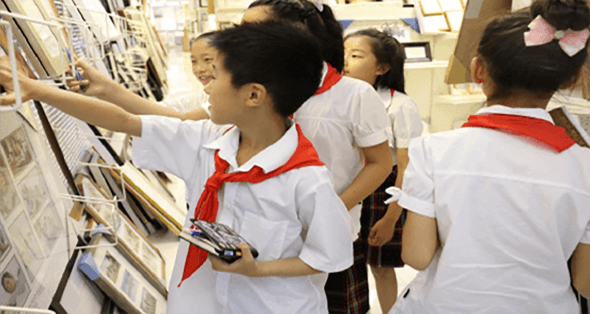 浦东新实验小学学生参观任你博再生展厅，了解废弃塑料是如何变成相框、镜框、踢脚线等精美产品