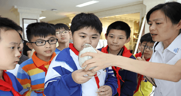江海小学学生参观任你博再生展厅，了解废弃塑料是如何变成高性能再生塑料颗粒。