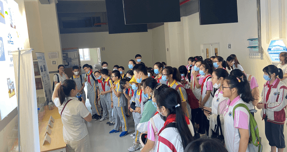 西渡小学学生参观任你博再生展厅，了解废弃塑料是如何变成相框、镜框、踢脚线等精美产品。